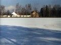 Mlýnský rybník v zimě s mlýnem v pozadí