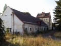 Budova statku - v pozadí vila z 20. let min. století