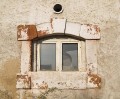Detail okenního ostění z kamene u budovy statku
